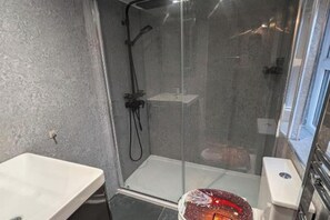 Shower, hair dryer, towels - London-2Br-Sleeps6-SkySports-Netflix-DisneyPlus (Westminster London)