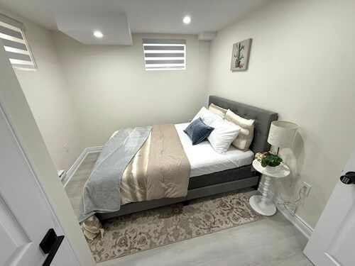 Modern Private 2-Bedroom Suite / Apartment