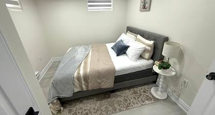 Modern Private 2-Bedroom Suite / Apartment