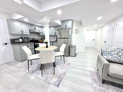 Modern Private 2-Bedroom Suite / Apartment