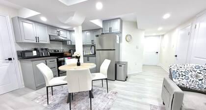 Modern Private 2-Bedroom Suite / Apartment