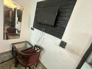 Egyptian cotton sheets, premium bedding, in-room safe, free WiFi - Fabhotel Wamson (Noida)