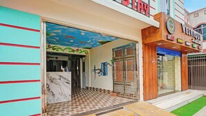 Fachada colorida com entrada em azulejos.