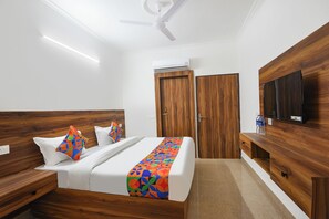 Egyptian cotton sheets, premium bedding, in-room safe, free WiFi - Fabhotel Sky Sector 76 (Gurugram)