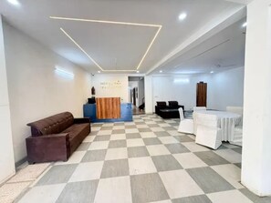 Lobby sitting area - Fabhotel Sky Sector 76 (Gurgaon)