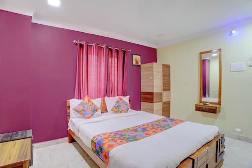 Egyptian cotton sheets, premium bedding, in-room safe, free WiFi