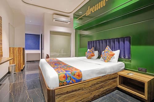 Egyptian cotton sheets, premium bedding, in-room safe, free WiFi