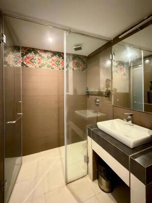 Shower, rainfall showerhead, free toiletries, towels - Fabhotel Vibes Inn (Calangute)