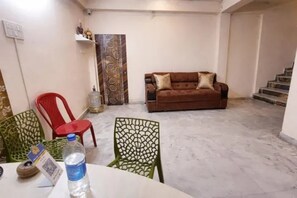 Lobby sitting area - Via Safehome Guest House (Kolkata)
