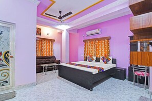 Deluxe Room | Egyptian cotton sheets, premium bedding, in-room safe, free WiFi - Via Safehome Guest House (Barasat)
