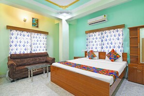 Egyptian cotton sheets, premium bedding, in-room safe, free WiFi - Via Safehome Guest House (Barasat)