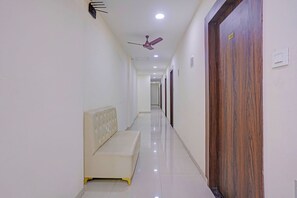 Lobby sitting area - Fabhotel Elegance Inn (Mumbai)