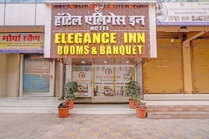 Property entrance - Fabhotel Elegance Inn (Mumbai)