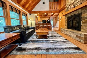 Living area - Cozy Cabin In The Pines (Bayfield)