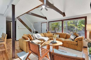 Living area - Private Poconos Retreat! HotTub, GameRoom, FirePit (Tobyhanna)