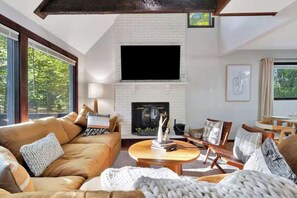 Living area - Private Poconos Retreat! HotTub, GameRoom, FirePit (Tobyhanna)