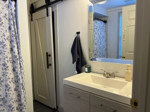 Bathroom - Charming Summerville Home - 7 Mins From Masters (Augusta)