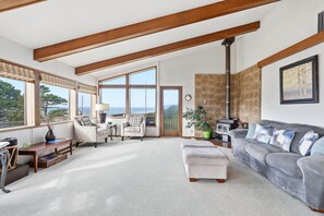 Smart TV, fireplace, DVD player, books - Cliffside Retreat Near Beach Access (Newport)