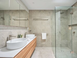Shower, hair dryer, towels, soap - Vita by Khove (Palm Beach)