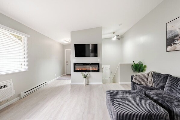 Living area - Peaceful 5-bedroom house with AC in charming Cudahy (Cudahy)