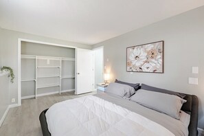 Room - Peaceful 5-bedroom house with AC in charming Cudahy (Cudahy)