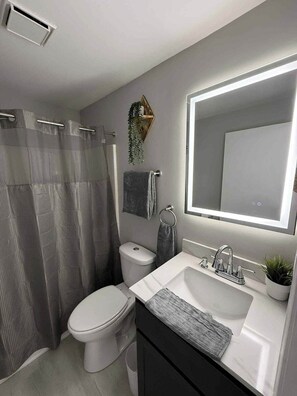 Bathroom - Peaceful 5-bedroom house with AC in charming Cudahy (Cudahy)