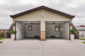 Exterior - Peaceful 5-bedroom house with AC in charming Cudahy (Cudahy)