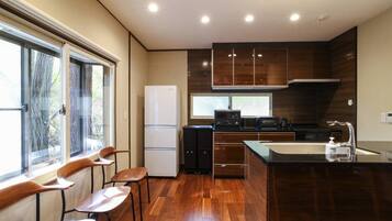 雪櫃、微波爐、焗爐、廚房用具/餐具/器皿
