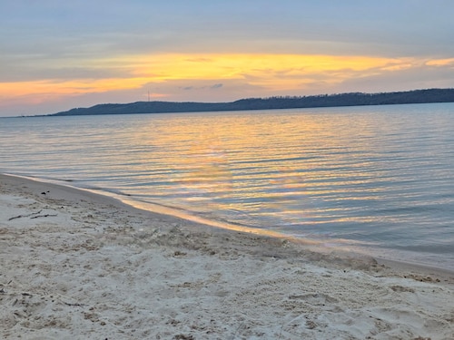 Beachfront private rental on Lake Eufaula- sleeps 7 guest and pet-friendly