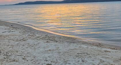 Beachfront private rental on Lake Eufaula- sleeps 7 guest and pet-friendly