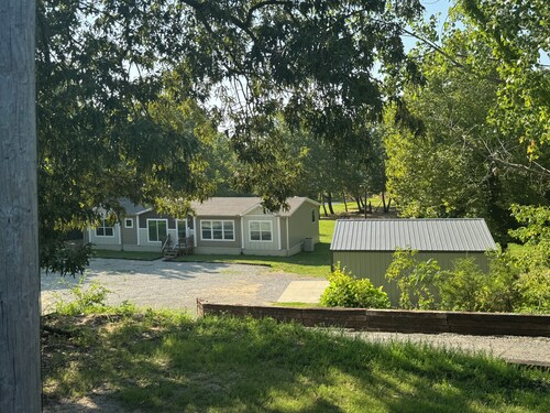 Beachfront private rental on Lake Eufaula- sleeps 7 guest and pet-friendly
