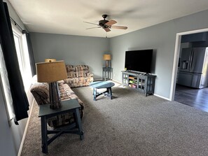 Living area - Country Vibe on Weaver (Emporia)