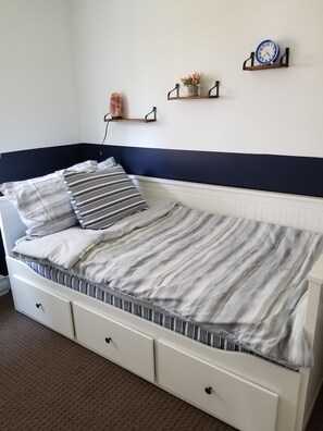 Room - COZY & COMFY SUITE IN LANGFORD . Pet-Friendly! (Victoria)