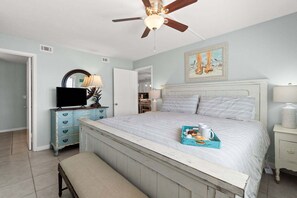2 bedrooms, travel cot, WiFi, bed sheets - Waterfront 2BR condo in Panama City Beach, perfect for a relaxing getaway. (Panama City Beach)