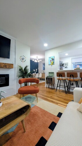 Mid-Century Modern Cool Meets Comfy Convenience - Minutes to Downtown!