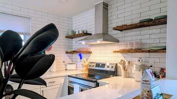 Microonde, forno, piano cottura, lavastoviglie