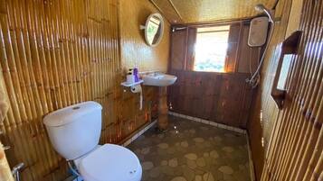 Tweepersoonskamer, balkon, uitzicht op tuin | Badkamer