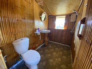 Doppelzimmer, Balkon, Gartenblick | Badezimmer