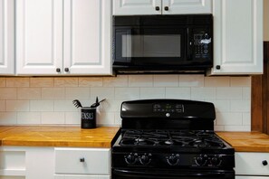 Microondas, horno y placa de cocina