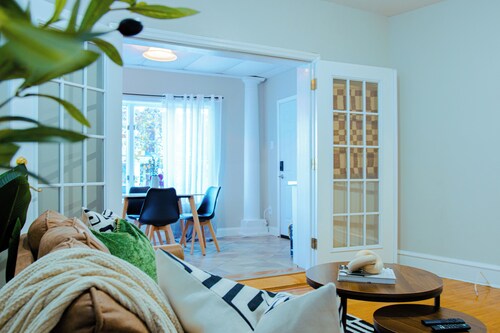 Charming 1Br With French Door Home Theater Screen & Rain Shower