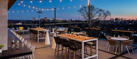 屋外ダイニングエリア