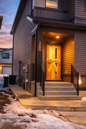 NEW Cozy 2BR Bmst Suite | Private Entr. | sleeps 4 | 10 mins to West Edm. Mall