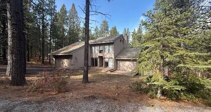 3-bedroom house in brilliant Black Butte ranch with cozy living spaces
