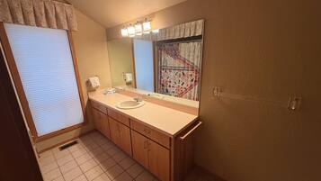 Douche, serviettes fournies, savon, papier toilette