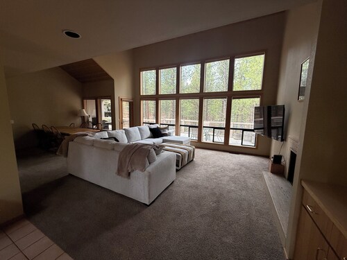 3-bedroom house in brilliant Black Butte ranch with cozy living spaces