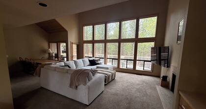 3-bedroom house in brilliant Black Butte ranch with cozy living spaces