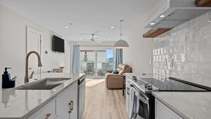 Una cucina moderna con un'isola grande, forno integrato e zona pranzo con vista.