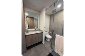 Shower, hair dryer, towels, toilet paper - Cozy apartment in Americana 16 (Guadalajara)