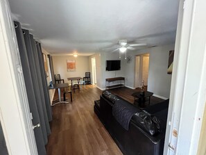 TV - 2BR/2BH Delightful Budget-Friendly Apt in Gnsville (Gainesville)