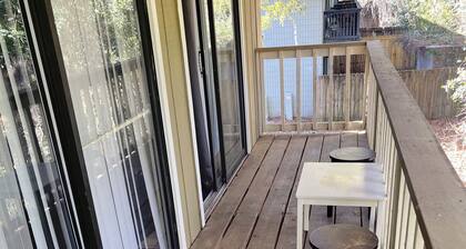 2BR/2BH Delightful Budget-Friendly Apt in Gnsville